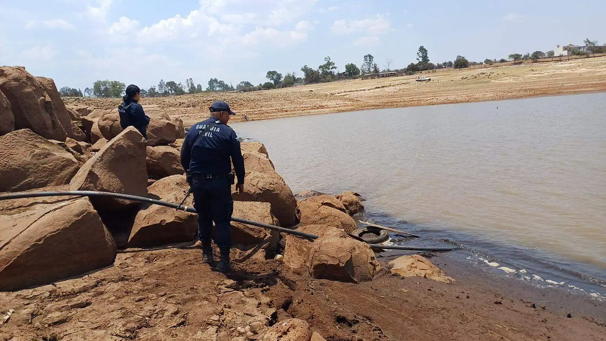 Elementos de la Guardia Civil desactivando una toma ilegal de aagua